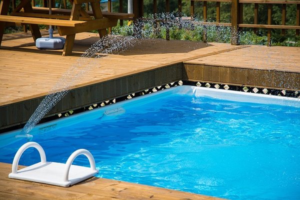 Quels sont les critères qui influencent le prix d'une piscine coque ?