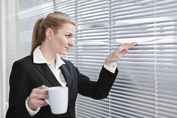 Comment installer des stores d'extérieur?